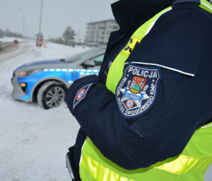 Policjant w śnieżnej scenerii