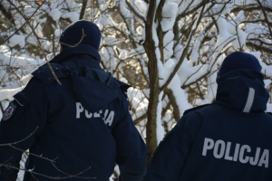 Policjanci śnieżna sceneria