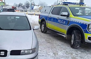 seat i radiowóz w zimowej aurze