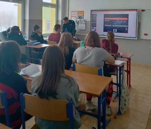 spotkanie w szkole z policjantem