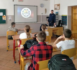 spotkanie w szkole z policjantem