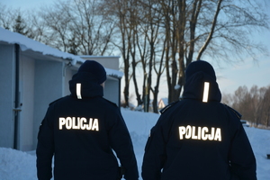 Policjanci podczas patrolu w zimie