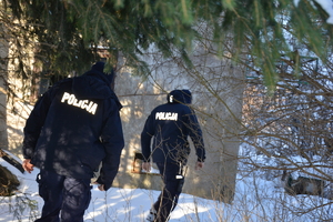 Policjanci podczas patrolu w zimie