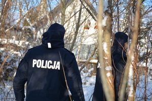 Policjanci podczas patrolu w zimie