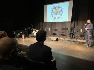 Policjant na spotkaniu z seniorami