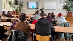 uczniowie w szkolnych ławkach