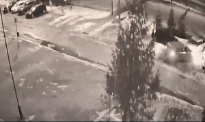 samochód uderzający w inne pojazdy oraz plac i parking przed Komendą Miejską Policji w Suwałkach