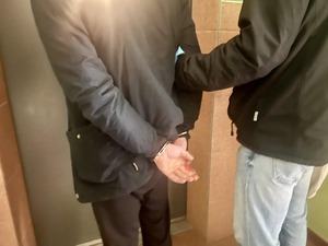 mężczyzna skuty w kajdanki