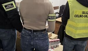 funkcjonariusze w tle pudełko z papierosami