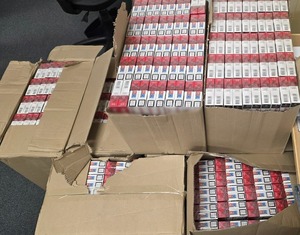 w pudełkach paczki papierosów