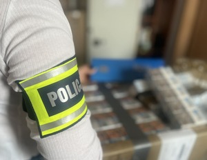fragment ręki policjantki i  papierosy