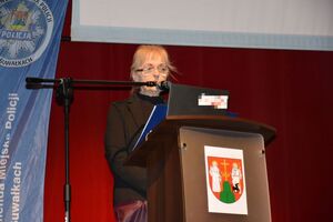 kobieta przemawia przy mównicy