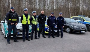 policjanci i radiowozy