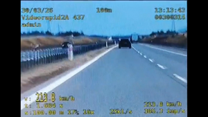 samochód widoczny na wideorejestratorze, wskazana prędkość ponad 213km/h