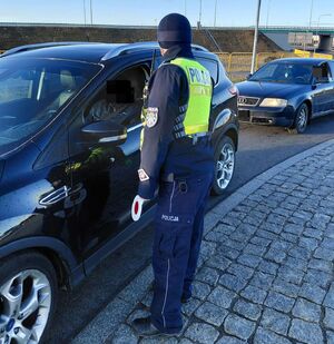 Policjant bada trzeźwość kierowcy