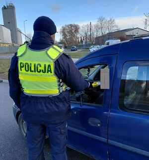 Policjant bada trzeźwość kierowcy