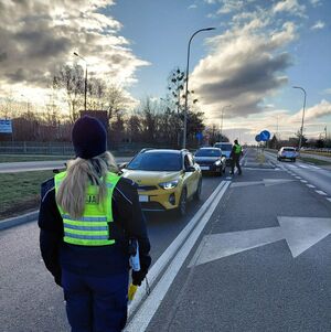 Policjant bada trzeźwość kierowcy