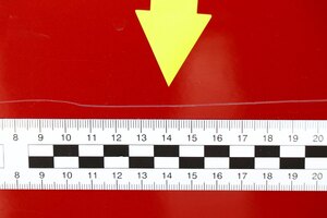 ślad zabezpieczony porysowana powłoka lakiernicza pojazdu