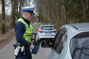 Policjant ruchu drogowego podczas kontroli