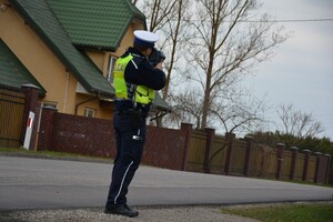 Policjant ruchu drogowego podczas kontroli