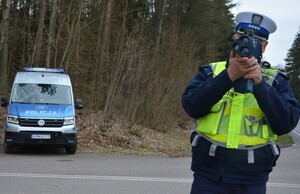 Policjant ruchu drogowego podczas kontroli