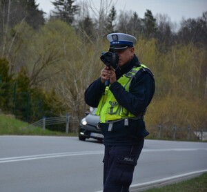 Policjant ruchu drogowego podczas kontroli