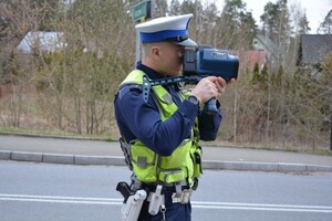 Policjant ruchu drogowego podczas kontroli