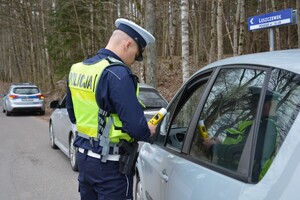 Policjant ruchu drogowego podczas kontroli