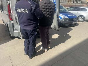 policjanci, zatrzymany i policyjne radiowozy