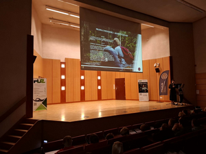 prelegenci prowadzą prelekcje na auli z mowy nienawiści i hejtu