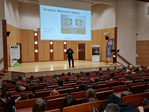 prelegenci prowadzą prelekcje na auli z mowy nienawiści i hejtu