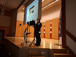 prelegenci prowadzą prelekcje na auli z mowy nienawiści i hejtu