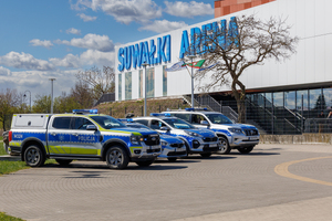Ćwiczenia ewakuacyjne na obiekcie Suwałki Arena. Policjanci strażacy inne służby, udzielające pomocy.