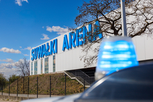 Ćwiczenia ewakuacyjne na obiekcie Suwałki Arena. Policjanci strażacy inne służby, udzielające pomocy.