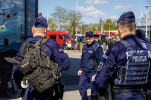 Ćwiczenia ewakuacyjne na obiekcie Suwałki Arena. Policjanci strażacy inne służby, udzielające pomocy.