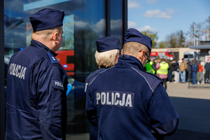 Ćwiczenia ewakuacyjne na obiekcie Suwałki Arena. Policjanci strażacy inne służby, udzielające pomocy.