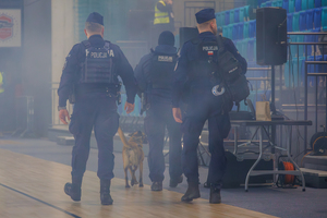 Ćwiczenia ewakuacyjne na obiekcie Suwałki Arena. Policjanci strażacy inne służby, udzielające pomocy.