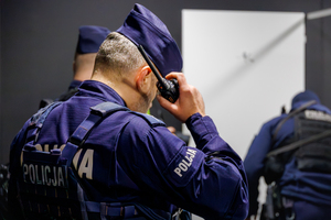 Ćwiczenia ewakuacyjne na obiekcie Suwałki Arena. Policjanci strażacy inne służby, udzielające pomocy.