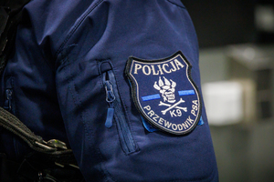 Ćwiczenia ewakuacyjne na obiekcie Suwałki Arena. Policjanci strażacy inne służby, udzielające pomocy.