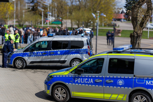Ćwiczenia ewakuacyjne na obiekcie Suwałki Arena. Policjanci strażacy inne służby, udzielające pomocy.