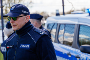 Ćwiczenia ewakuacyjne na obiekcie Suwałki Arena. Policjanci strażacy inne służby, udzielające pomocy.