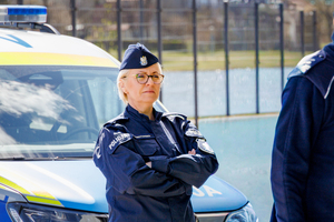 Ćwiczenia ewakuacyjne na obiekcie Suwałki Arena. Policjanci strażacy inne służby, udzielające pomocy.