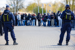 Ćwiczenia ewakuacyjne na obiekcie Suwałki Arena. Policjanci strażacy inne służby, udzielające pomocy.