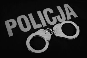 kajdanki na napisie policja