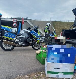 policjanci na motocyklach podczas kontroli drogowej