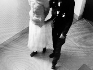 policjant prowadzący osobę zatrzymaną