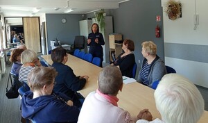 Policjantka na spotkaniu z seniorami
