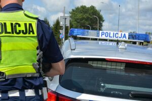 Policjant i radiowóz