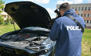 Policjanci i samochód osobowy koloru czarnego
