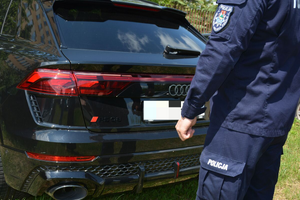 Policjanci i samochód osobowy koloru czarnego